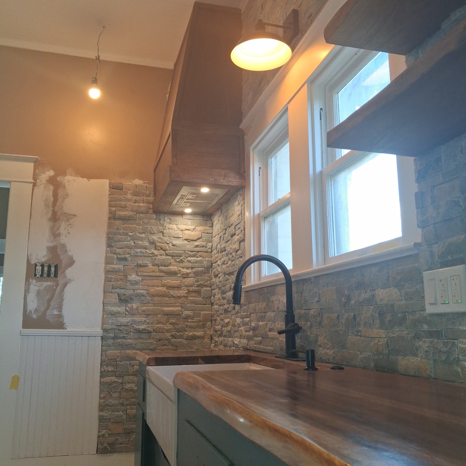 Floating shelves & custom carpentry, project view 10